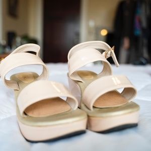 Deal Light Peach Wedges